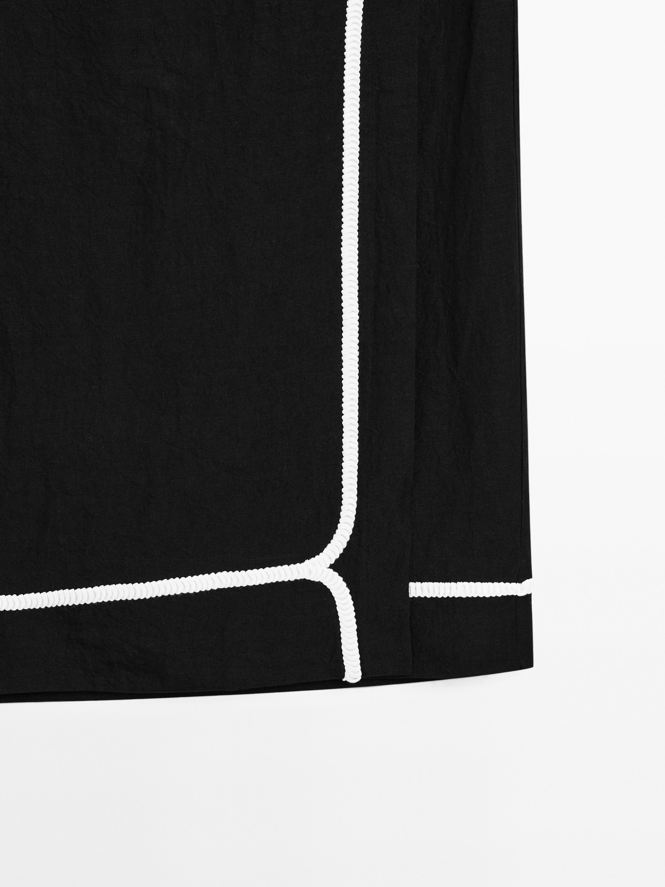 Jupe midi avec broderie contrastante